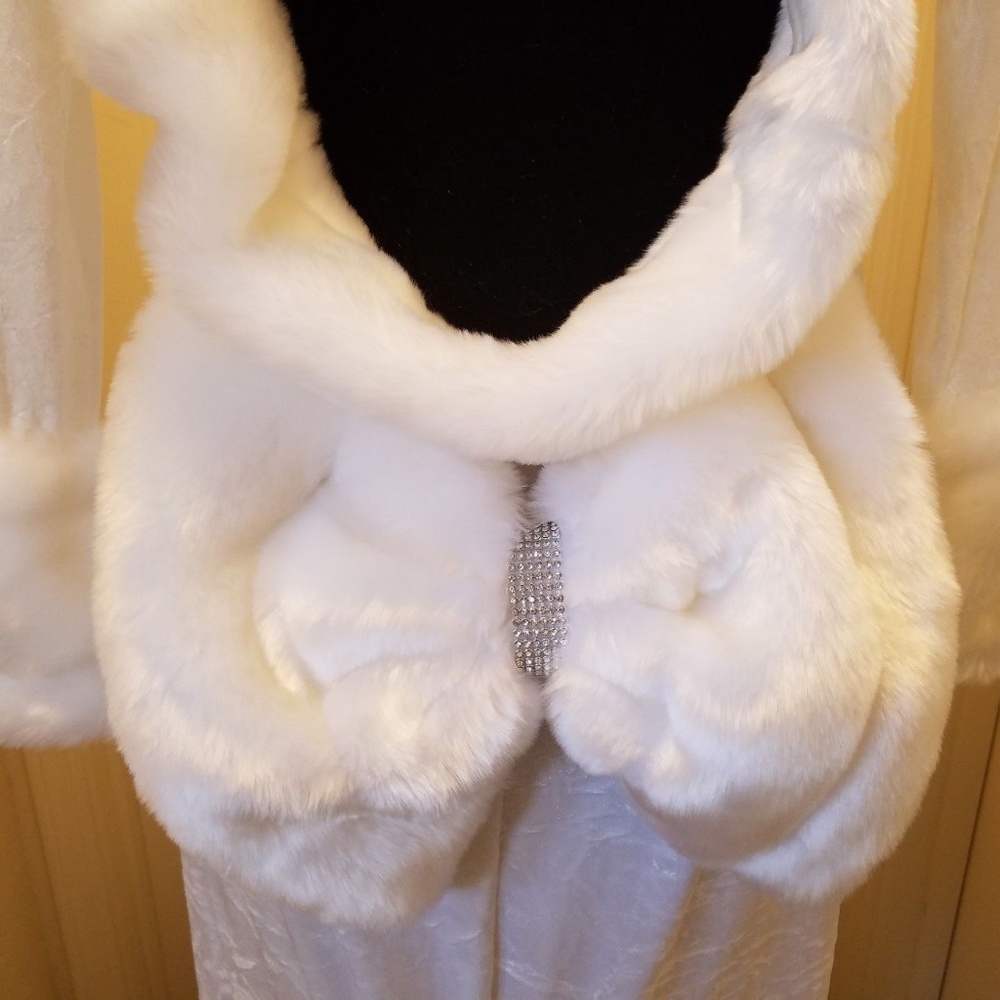 Faux Mink Backless Velvet Mermaid Wedding Gown - Picture 7 of 8